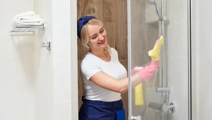 Spryskaj kabinę prysznicową. Zacieki i brud znikną bez mozolnego szorowania