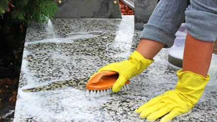 Jak wyczyścić nagrobek? Tym domowym sposobem skutecznie usuniesz mech i zielony nalot