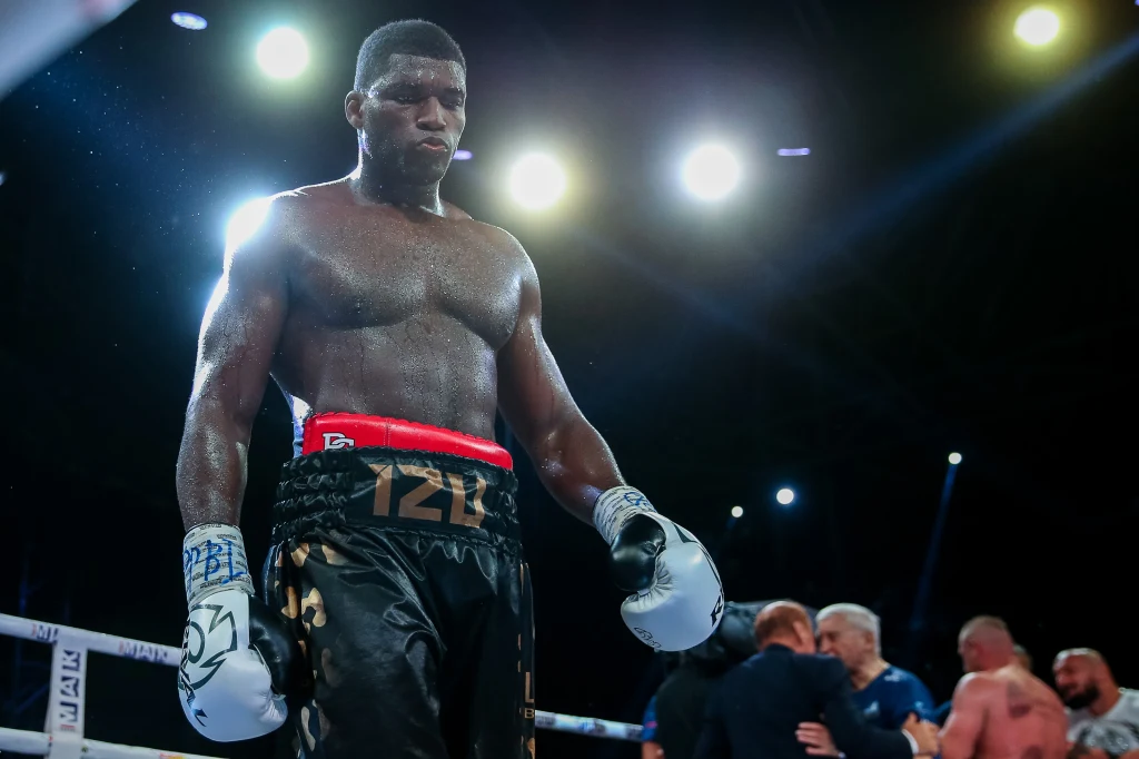 Izu Ugonoh po karierze bokserskiej zajął się MMA. Przegrał tam dwie walki, a jedną wygrał, więc jeszcze chciałby poprawić ten rekord Izu Ugonoh po karierze bokserskiej zajął się MMA. Przegrał tam dwie walki, a jedną wygrał, więc jeszcze chciałby poprawić ten rekord