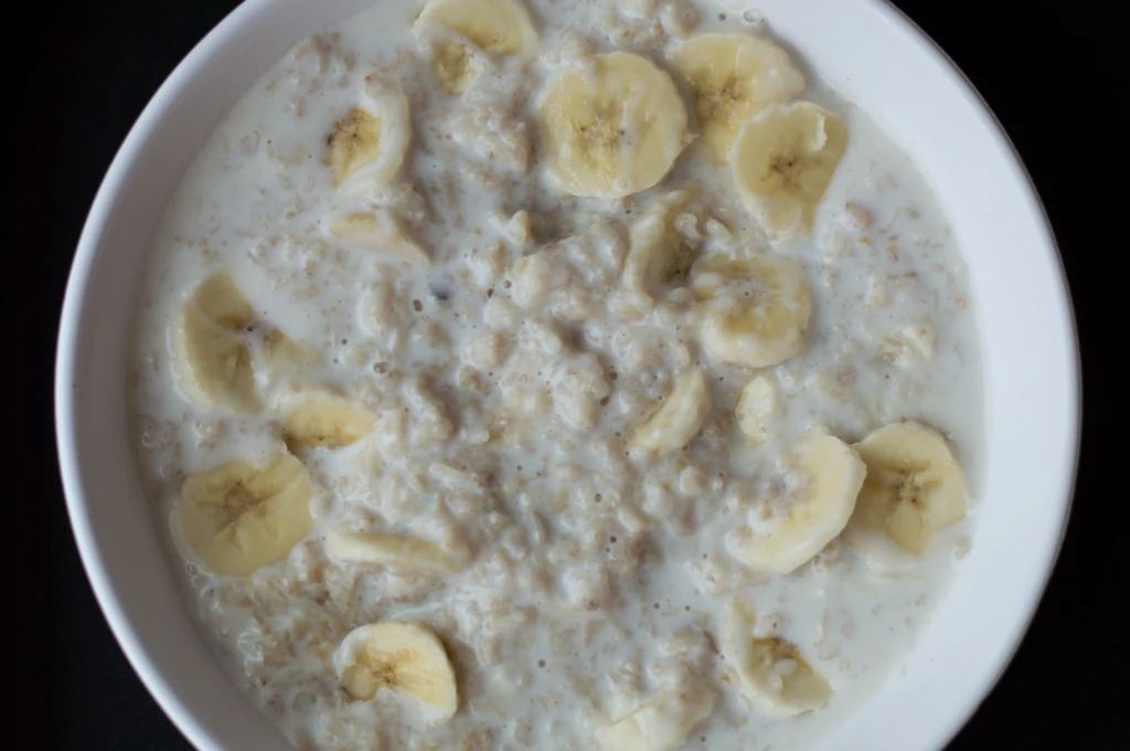 Owsianka może stanowić zdrowe urozmaicenie codziennej diety. Jest sycąca i odżywcza 