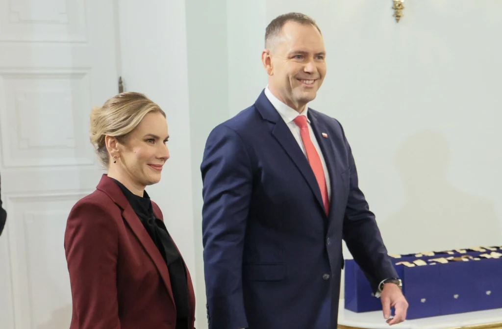 Marta Nawrocka zaciekawiła Polki dwoma stylizacjami w odmiennym klimacie  Marta Nawrocka zaciekawiła Polki dwoma stylizacjami w odmiennym klimacie