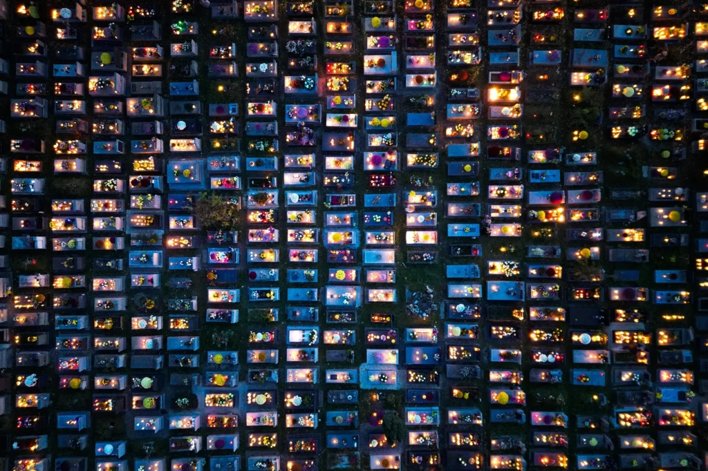 Pogoda na Wszystkich Świętych i Zaduszki może być dość przyjemna, z wysokimi temperaturami na zachodzie.. W wielu miejscach trzeba się jednak liczyć z możliwym deszczem