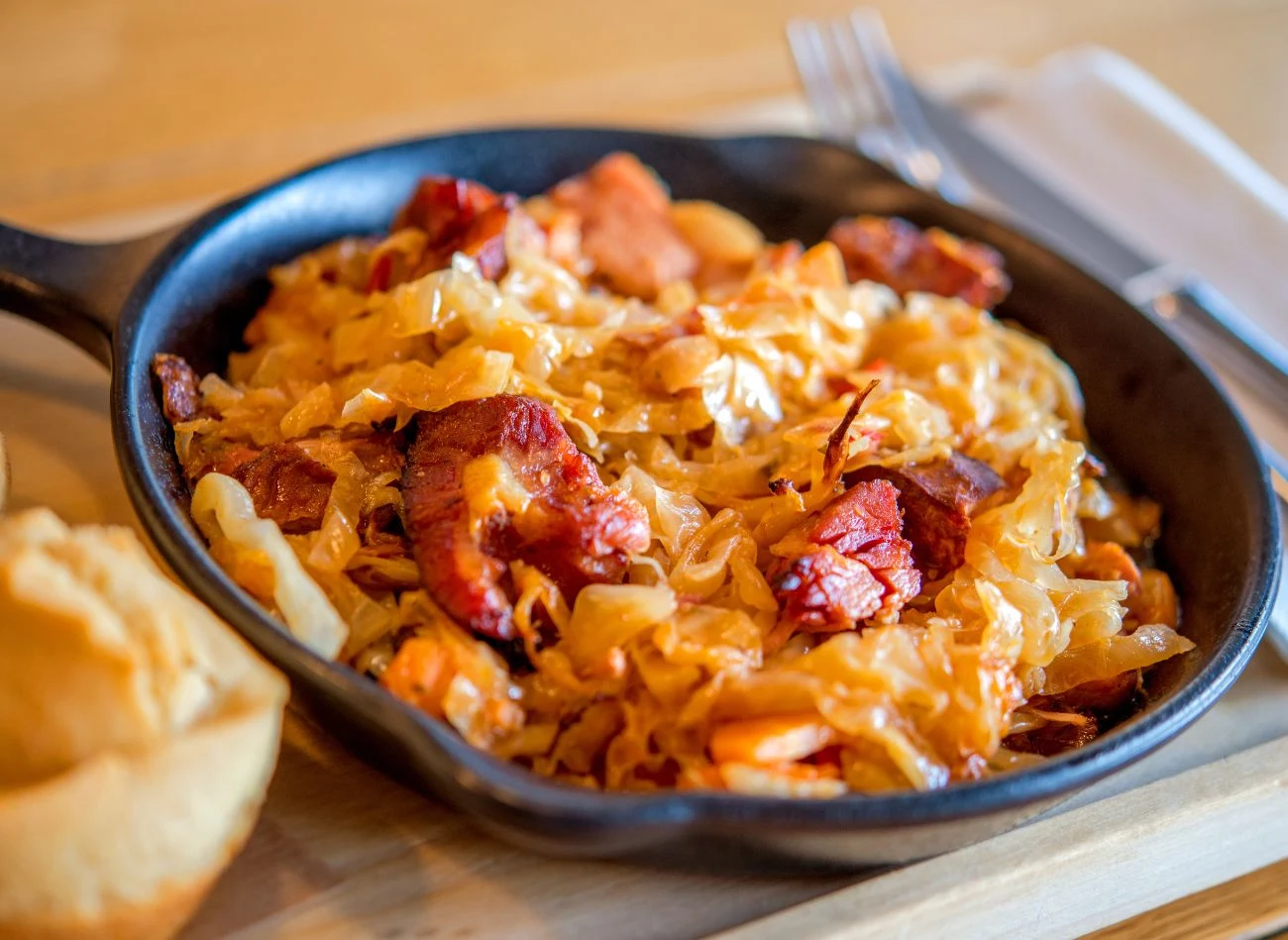 Podvarak to sycąca i niezwykle rozgrzewająca potrawa z serbskiej wsi. Podvarak to sycąca i niezwykle rozgrzewająca potrawa z serbskiej wsi.