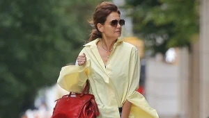 Katie Holmes nie rozstaje się z tą torebką. Czerwona "tote bag" jest piękna, praktyczna i bardzo modna