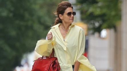 Katie Holmes nie rozstaje się z tą torebką. Czerwona "tote bag" jest piękna, praktyczna i bardzo modna