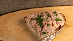 Domowy pasztet z mięsa z rosołu i wątróbki to prawdziwy rarytas 