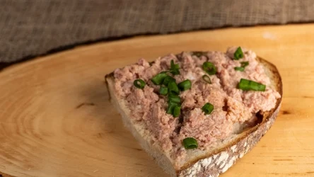 Domowy pasztet z mięsa z rosołu i wątróbki to prawdziwy rarytas 