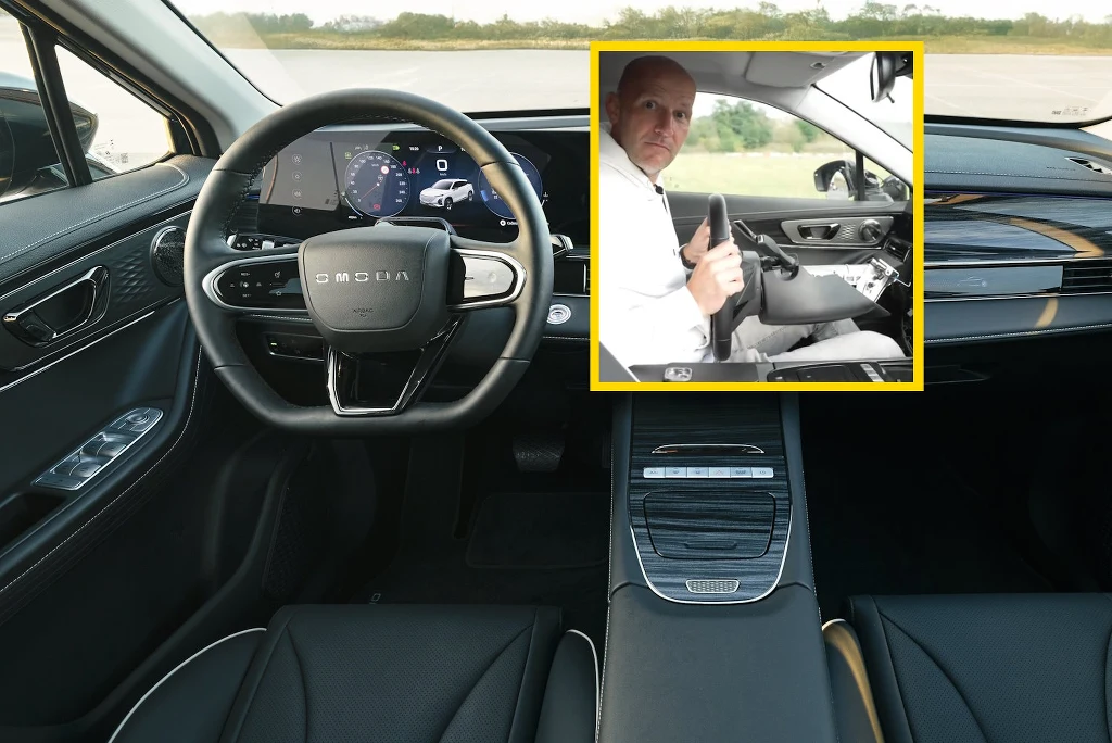 Łukasz Bąk z TVN Turbo wyrwał kolumnę kierownicy z Omody 5. Chińczycy przekonują, że to system bezpieczeństwa / Fot: Youtube