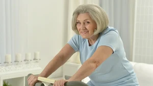 Rower stacjonarny wraca do łask jako skuteczny trening cardio w domowym wydaniu. Regularne pedałowanie wzmacnia serce, poprawia kondycję i pomaga zachować formę