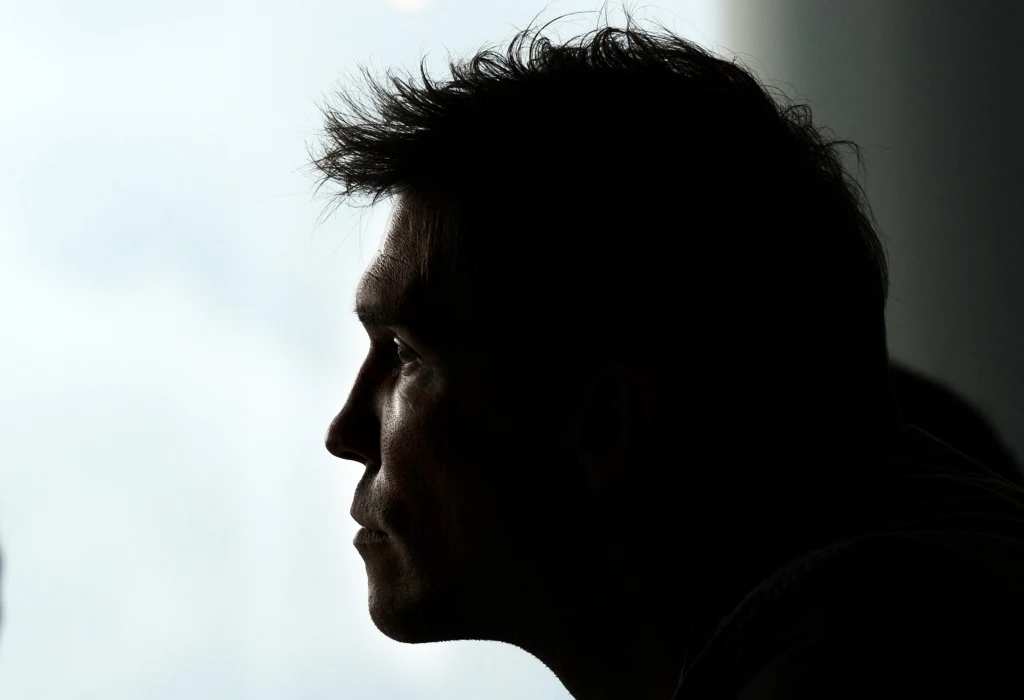 Aleksandr Hleb Czarny profil mężczyzny na jasnym tle, widoczne wyraźne kontury twarzy oraz fryzura, tło rozmyte i neutralne.