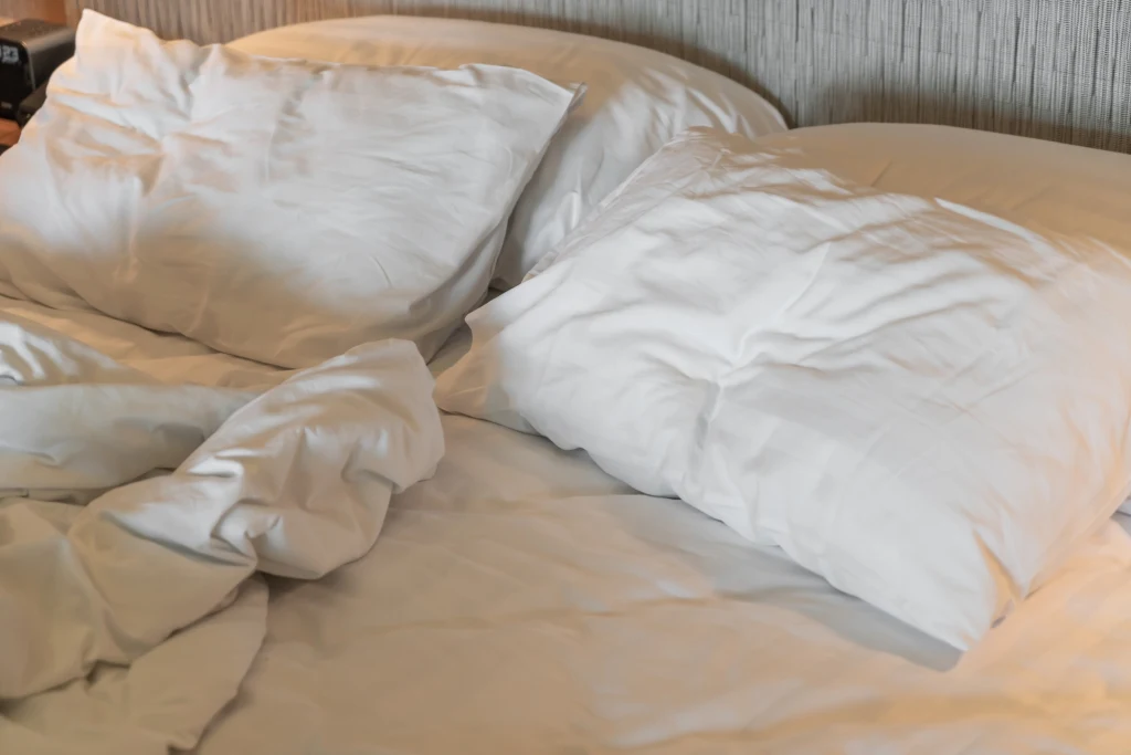 W poduszkach i kołdrach gromadzi się wiele zanieczyszczeń. Ich regularne czyszczenie to konieczność