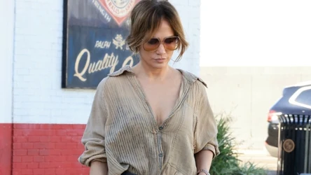Jennifer Lopez dobrze czuje się w szerokich dżinsach 