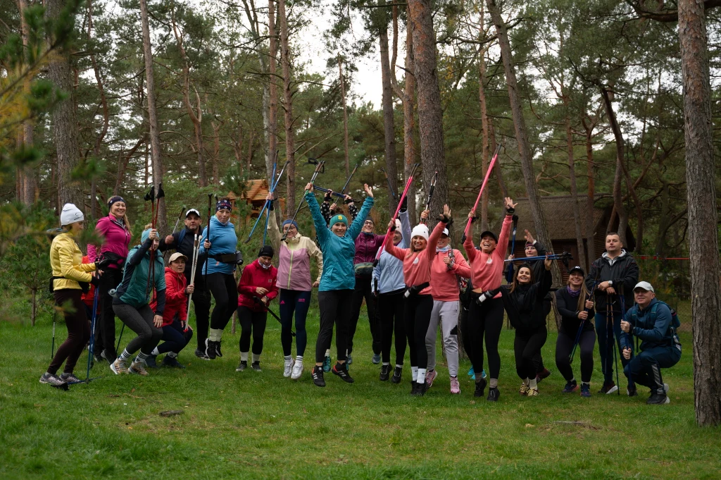 Nordic walking wygląda jak zwykły marsz, ale daje dużo więcej korzyści