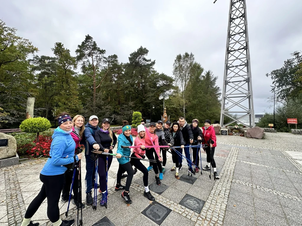 Nordic Walking ma mniej oczywiste zalety: kontakt z naturą, oderwanie od ekranów i telefonów, łączenie pokoleń