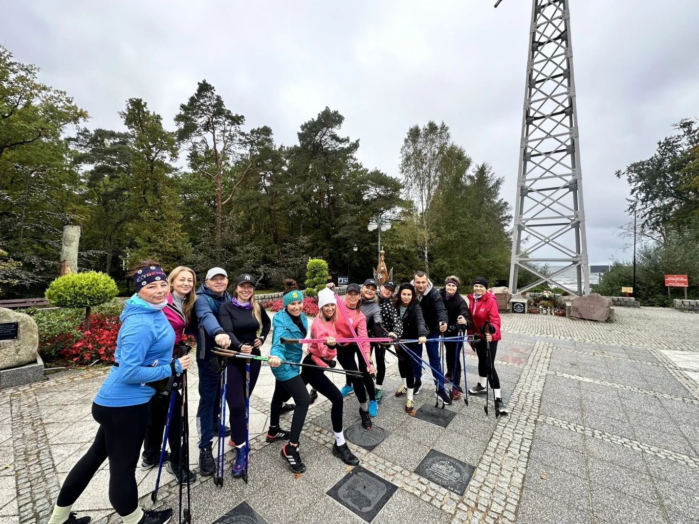 Nordic Walking ma mniej oczywiste zalety: kontakt z naturą, oderwanie od ekranów i telefonów, łączenie pokoleń Nordic Walking ma mniej oczywiste zalety: kontakt z naturą, oderwanie od ekranów i telefonów, łączenie pokoleń