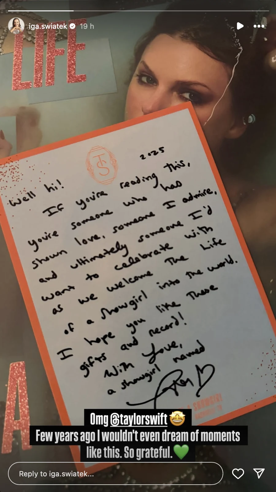 Taylor Swift przygotowała dla Igi Świątek wyjątkową niespodziankę Duża kartka z odręcznie napisaną wiadomością, podpisaną przez Taylor Swift, umieszczona na tle plakatu przedstawiającego wizerunek kobiety. Na kartce znajduje się wiadomość z gratulacjami i życzeniami, poniżej podpis oraz odcisk szminki. Na dole obrazk...