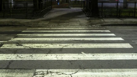 Parkowanie przy przejściu dla pieszych. Pamiętaj o zasadzie 10 m.