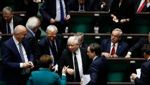 Prezes Prawa i Sprawiedliwości Jarosław Kaczyński w Sejmie w otoczeniu posłów PiS