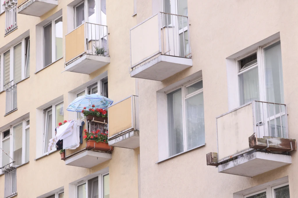 Niezzbezpieczone przedmioty na balkonie mogą wyrządzić sporo szkód 
