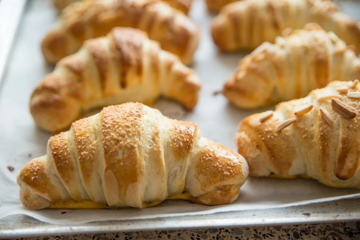 Maślane rogaliki śniadaniowe to propozycja na słodki lub słony początek dnia Maślane rogaliki śniadaniowe to propozycja na słodki lub słony początek dnia