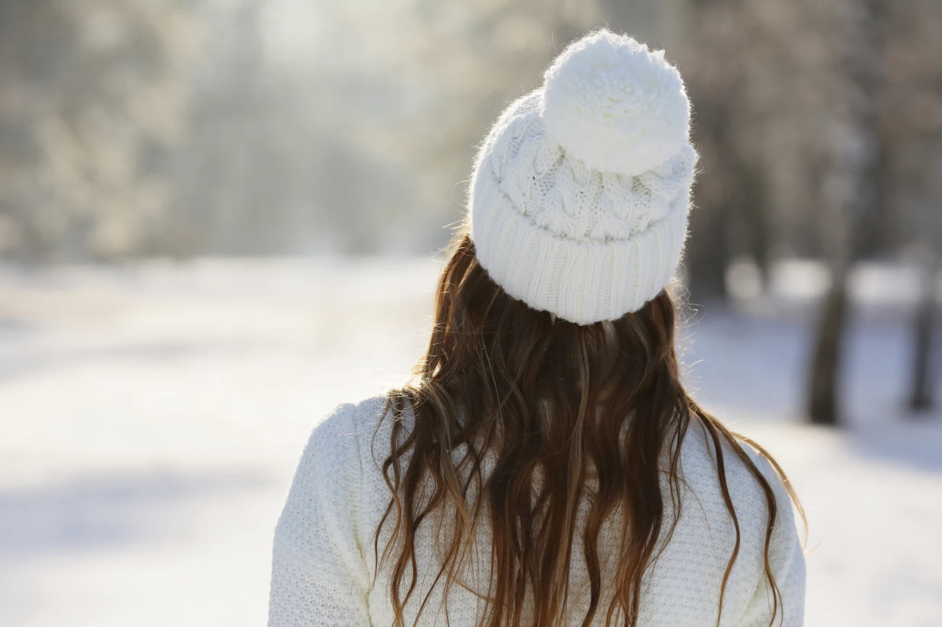 Czapki z pomponem świetnie pasują do osób z kwadratową twarzą