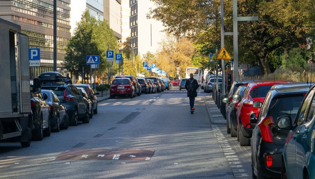 Zaparkowanie zbyt blisko przejścia to poważne wykroczenie Zaparkowanie zbyt blisko przejścia to poważne wykroczenie