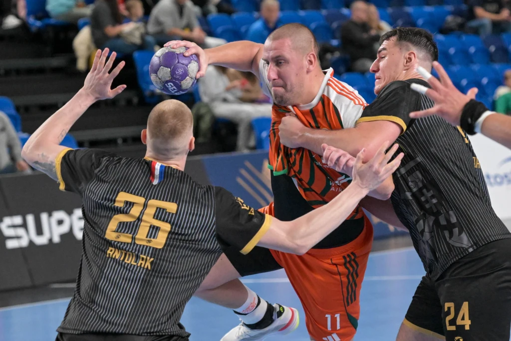 Paweł Krupa (w środku) w akcji 