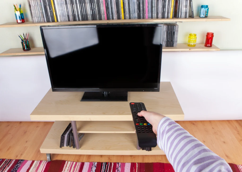 Czy można ustawić telewizor naprzeciwko okna? Co zrobić, żeby nie odbijał światła?