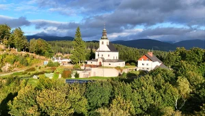 Miejsce cudów na górskim szlaku. Idealna trasa dla turystów na jesienne dni