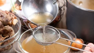 Ta zupa wspiera stawy, stłuszczoną wątrobę i jelita. Warto jeść, gdy dopada cię jesienne przesilenie.