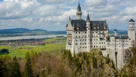 Zamek Neuschwanstein wiąże się z trudną historią króla Ludwika II Bawarskiego