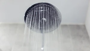 Masz wilgoć w łazience? Powieś to koło prysznica, a zapomnisz o problemie