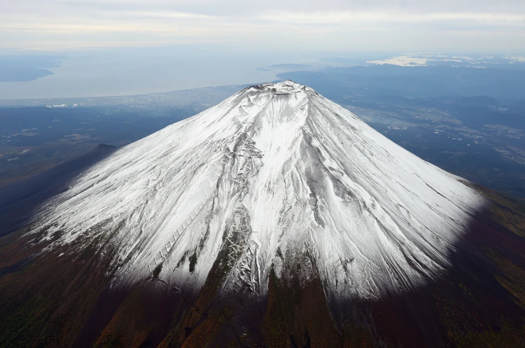 Pierwszy w tym sezonie śnieg na górze Fudżi w Japonii. Wierzchołek zabielił się w czwartek rano