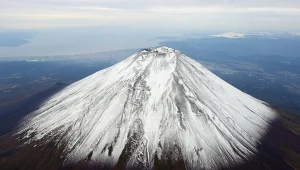 Słynna góra zmieniła kolor na szczycie. Znacznie później niż zwykle