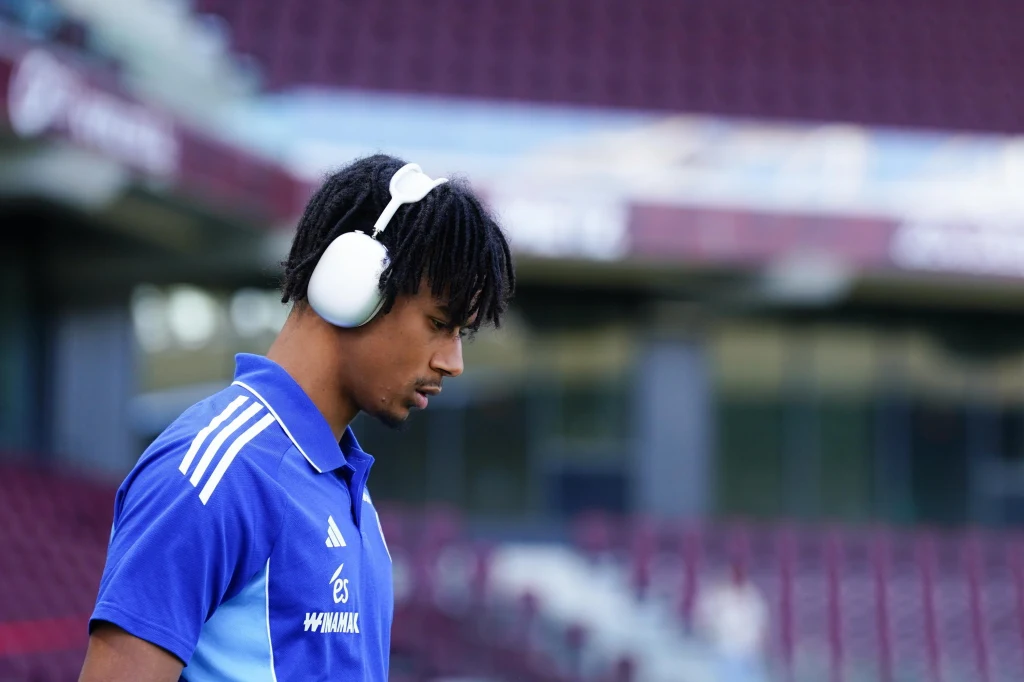 Maxi Oyedele dotychczas w barwach RC Strasbourg zanotował jedynie 23 minuty Młody mężczyzna w niebieskiej koszulce sportowej z białymi słuchawkami na uszach stoi na tle pustych trybun stadionu.