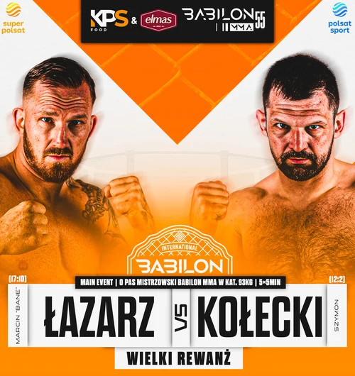 Dwóch umięśnionych zawodników MMA pozuje z zaciśniętymi pięściami w pozycji bojowej na tle pomarańczowego tła, z wyraźnie widocznymi logotypami sponsorów i informacjami o wydarzeniu Babilon MMA 55, w którym Marcin Łazarz walczy z Szymonem Kołeckim.