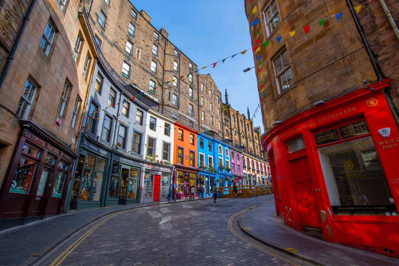 Historyczny budynek handlowy na ulicy Victoria w pobliżu Royal Mile