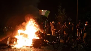 Trzech irlandzkich policjantów zostało rannych, a 24 osoby aresztowano w trakcie nocnych protestów w Dublinie