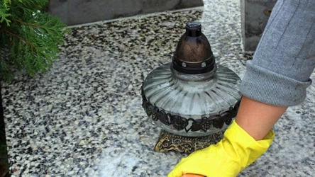 Poznaj domowy sposób na wyczyszczenie nagrobka z lastryko. 