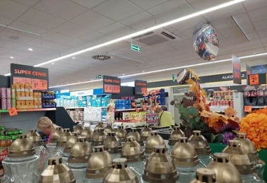Biedronka - znicze i kwiaty na dzień Wszystkich Świętych