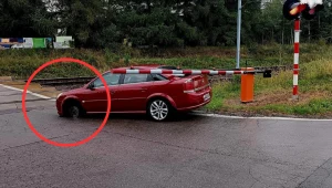 Z auta odpadło koło na środku przejazdu kolejowego. O włos od tragedii