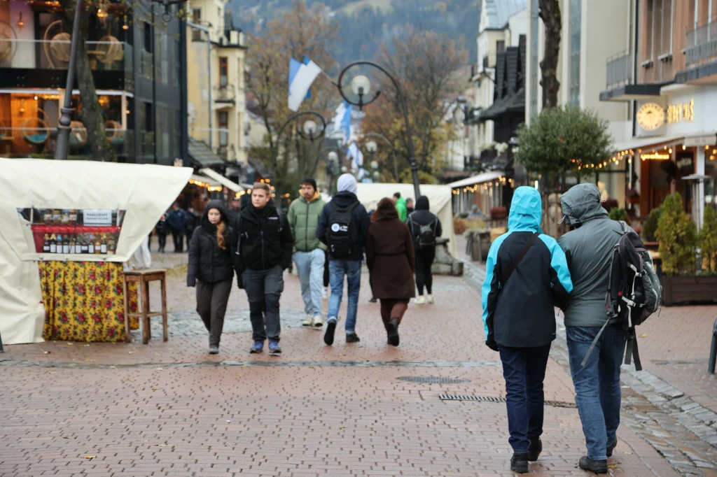 Mimo jesieni w Zakopanem turystów nie brakuje.