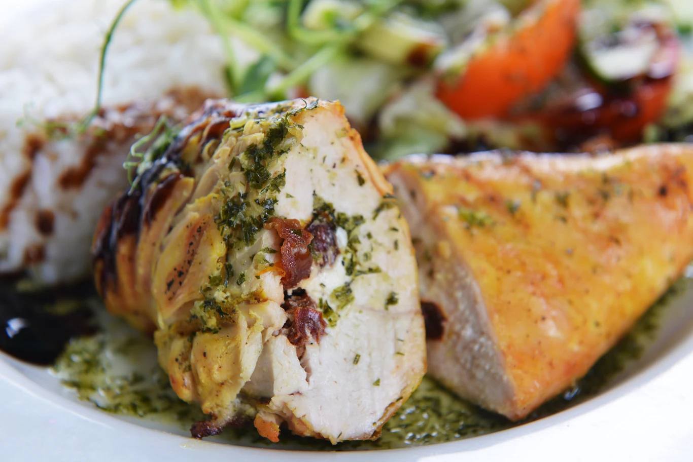 Smakowite roladki z sosem bazyliowym to pyszna propozycja na obiad na co dzień i od święta Smakowite roladki z sosem bazyliowym to pyszna propozycja na obiad na co dzień i od święta