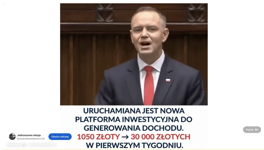 Deepfake z prezydentem Karolem Nawrockim hula w polskim YouTube. Mężczyzna w garniturze stojący na tle drewnianych paneli podczas oficjalnego wystąpienia, poniżej znajduje się napis reklamujący podejrzaną platformę inwestycyjną obiecującą szybki zysk finansowy.