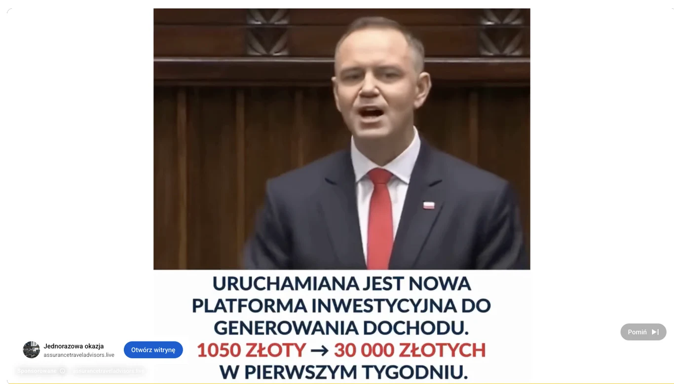 Mężczyzna w garniturze stojący na tle drewnianych paneli podczas oficjalnego wystąpienia, poniżej znajduje się napis reklamujący podejrzaną platformę inwestycyjną obiecującą szybki zysk finansowy.