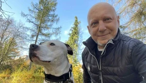 Jego pracą jest wysyłanie zdjęć z psem. Za nimi stoi wzruszająca historia