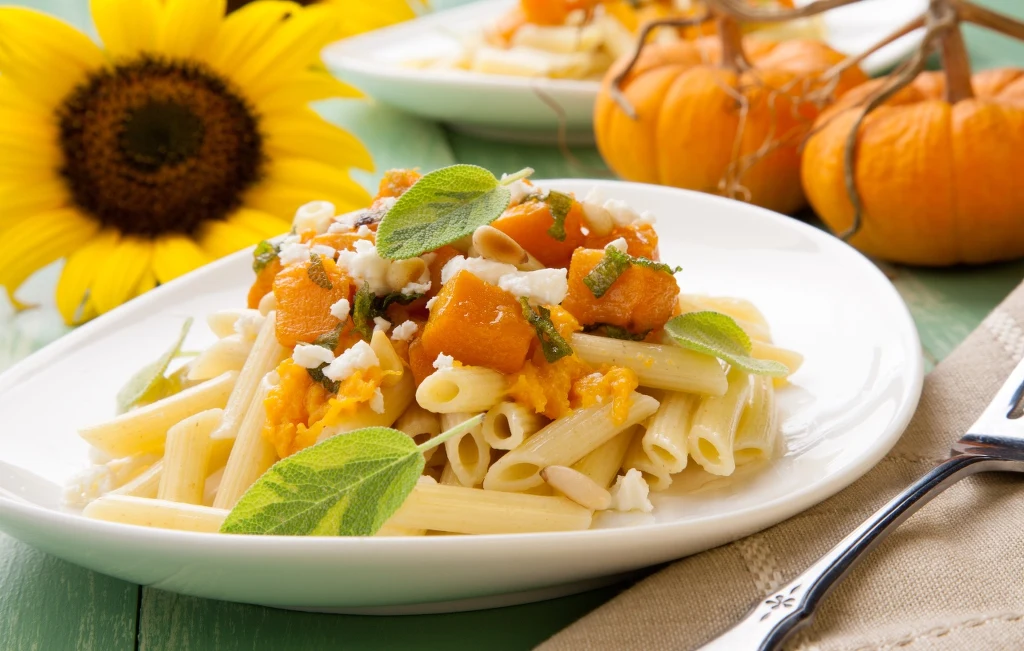 Jesienny obiad, gdy nie masz czasu na gotowanie: makaron z pieczoną dynią, fetą i orzechami włoskimi