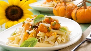 Jesienny obiad w dwóch wersjach - prostej i "de luxe". Makaron z pieczoną dynią, fetą, i prażonymi orzechami