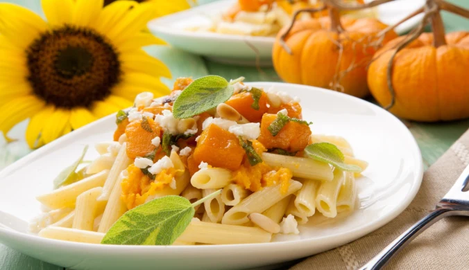 Jesienny obiad w dwóch wersjach - prostej i "de luxe". Makaron z pieczoną dynią, fetą, i prażonymi orzechami