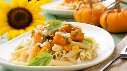 Jesienny obiad w dwóch wersjach - prostej i "de luxe". Makaron z pieczoną dynią, fetą, i prażonymi orzechami